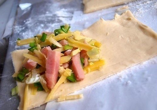 Пирожки из слоеного теста с зеленым луком, сыром и ветчиной Пирожки из слоеного теста с зеленым луком, сыром и ветчиной