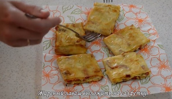 Жареный лаваш с колбасой и сыром. Жареный лаваш с колбасой и сыром.