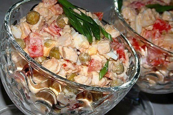 Салат с куриной грудкой, помидорами и зелёным горошком.