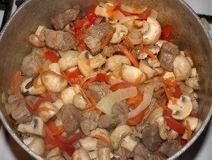 Мясо, тушеное с шампиньонами и сладким перцем