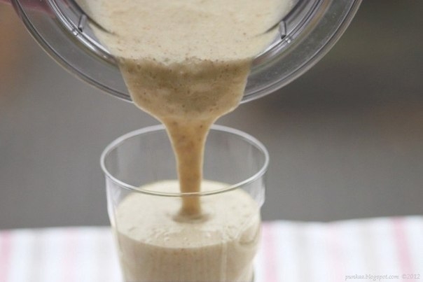 Банановый коктейль с корицей и печеньем Банановый коктейль с корицей и печеньем