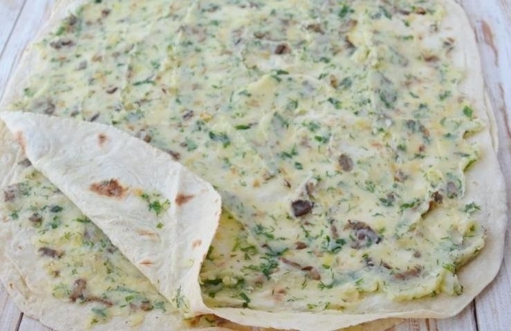 Рулетики из лаваша с картофелем, грибами и зеленью Рулетики из лаваша с картофелем, грибами и зеленью