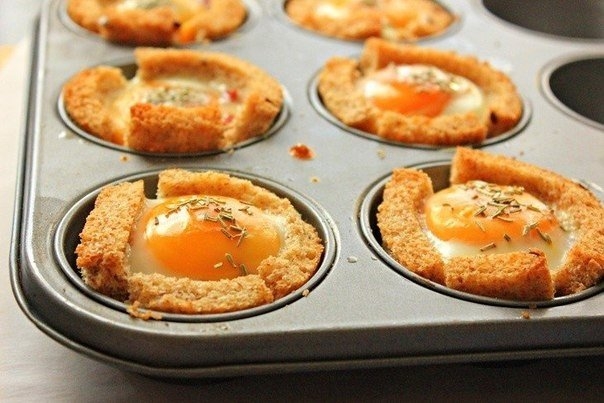 Корзинки из цельнозернового хлеба с яйцом и беконом Корзинки из цельнозернового хлеба с яйцом и беконом