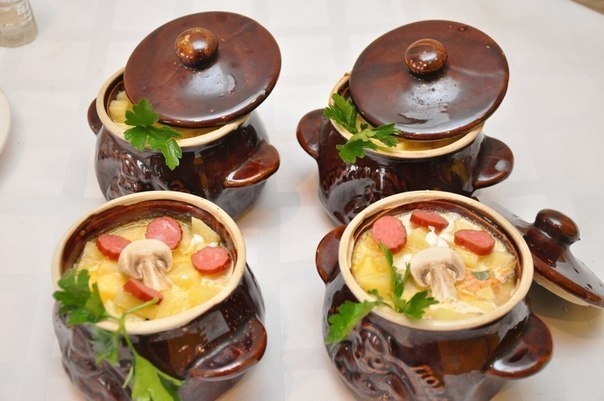 Охотничьи колбаски с картофелем в горшочках Охотничьи колбаски с картофелем в горшочках