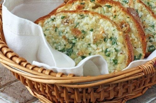 Запеченный хлеб с чесноком Запеченный хлеб с чесноком