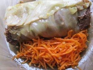 Свиные отбивные в капустных листьях Свиные отбивные в капустных листьях