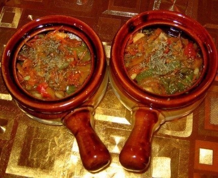 Готовим в горшочках: мясо с картофелем и овощами Готовим в горшочках: мясо с картофелем и овощами