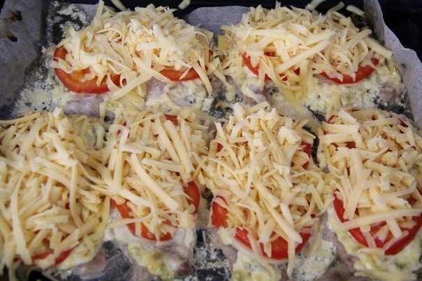 Свинина, запеченная с помидорами и сыром. Свинина, запеченная с помидорами и сыром.