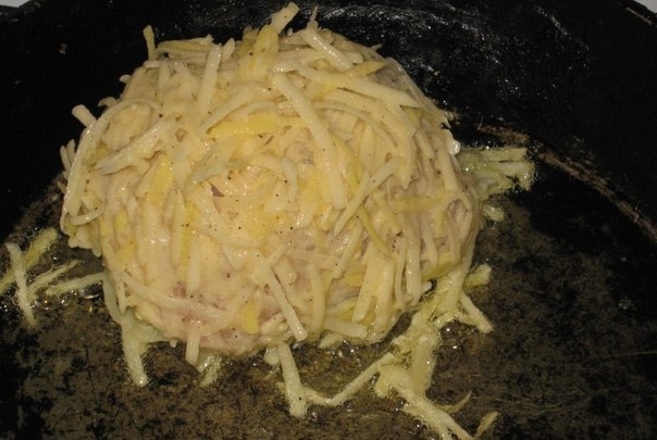 Куриные рулетики в картофельной соломке Куриные рулетики в картофельной соломке