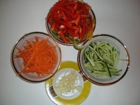 Салат Фунчоза с овощами.