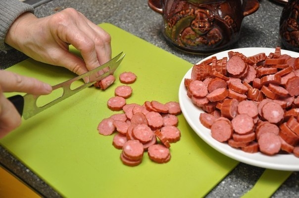 Охотничьи колбаски с картофелем в горшочках Охотничьи колбаски с картофелем в горшочках