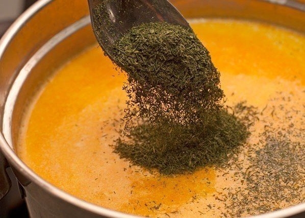 Сырный суп с морковью и креветками