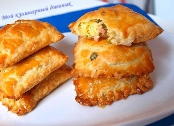 Пирожки из слоеного теста с зеленым луком, сыром и ветчиной Пирожки из слоеного теста с зеленым луком, сыром и ветчиной