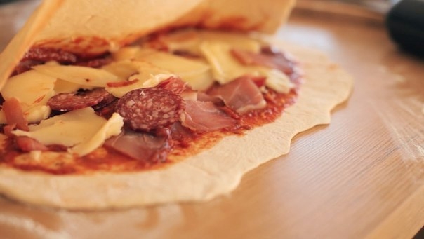 Итальянская закрытая пицца Кальцоне