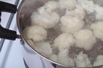 Цветная капуста, запеченная в духовке с сырным соусом. Цветная капуста, запеченная в духовке с сырным соусом.