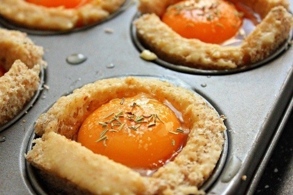 Корзинки из цельнозернового хлеба с яйцом и беконом Корзинки из цельнозернового хлеба с яйцом и беконом