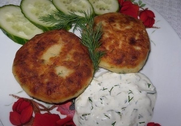 Котлеты из картофеля, сыра и укропа с грибами + соус Котлеты из картофеля, сыра и укропа с грибами + соус