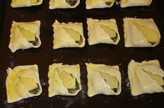 Закусочные пирожки с грибами и сыром Закусочные пирожки с грибами и сыром