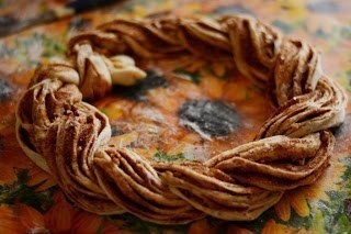 Крендель с корицей и орехами Крендель с корицей и орехами