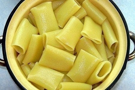Фаршированные каннеллони, запеченные с сыром. Фаршированные каннеллони, запеченные с сыром.