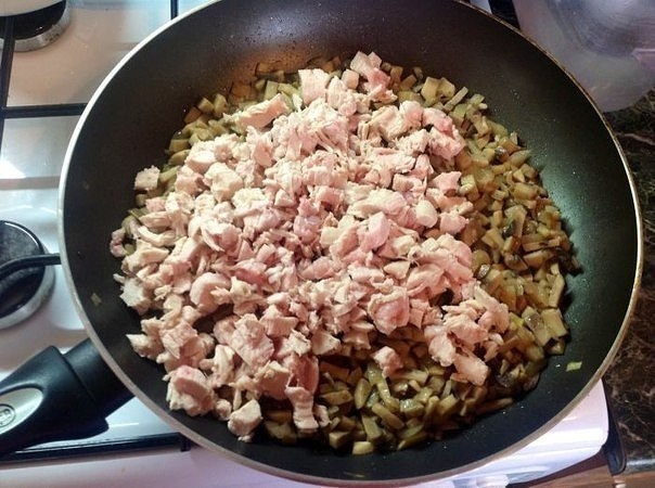 Жюльен с курицей и грибами. Жюльен с курицей и грибами.