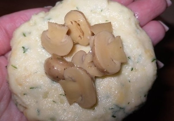 Котлеты из картофеля, сыра и укропа с грибами + соус Котлеты из картофеля, сыра и укропа с грибами + соус