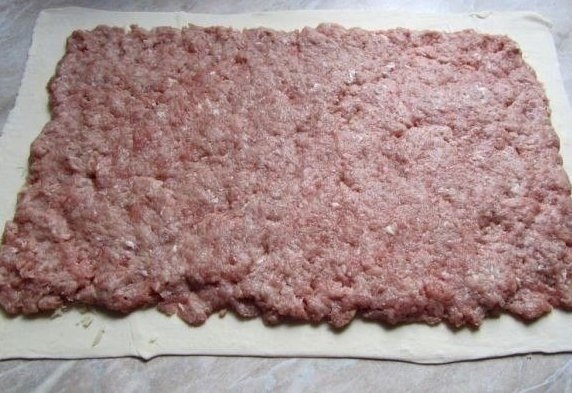 Мясной рулет с грибами в слоеном тесте Мясной рулет с грибами в слоеном тесте