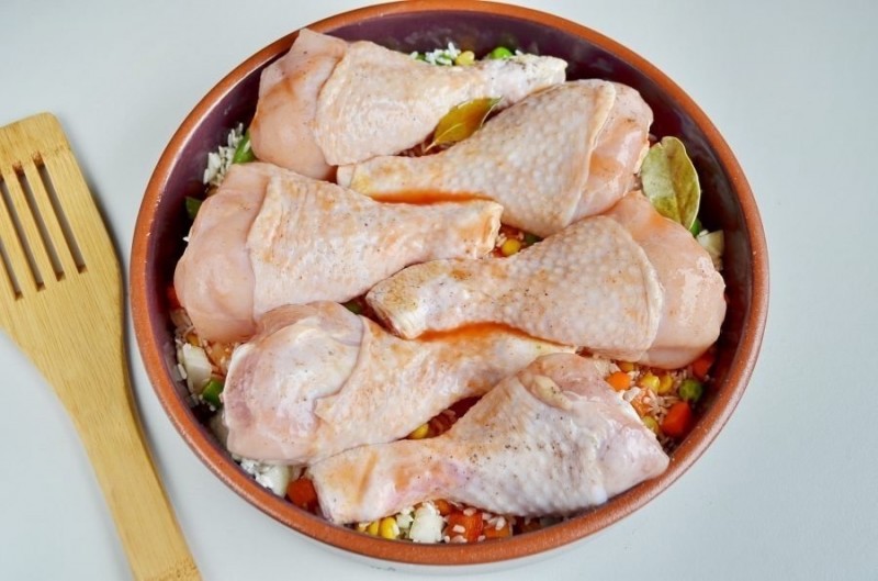Куриные ножки, запеченные с рисом и овощами Куриные ножки, запеченные с рисом и овощами