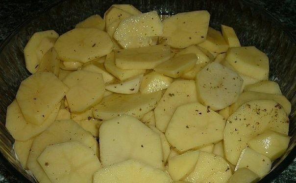 Картофель с куриными ножками в духовке