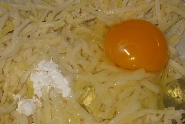 Куриные рулетики в картофельной соломке Куриные рулетики в картофельной соломке