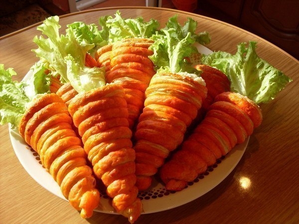 Салат в морковках из слоеного теста.
