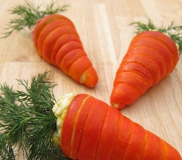 Салат в морковках из слоеного теста.