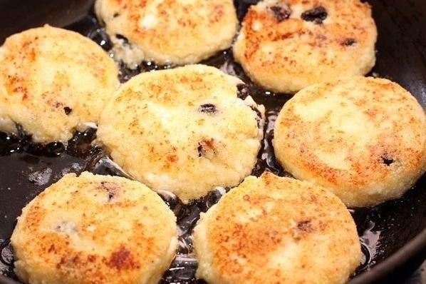 Сырники с манкой и изюмом Сырники с манкой и изюмом