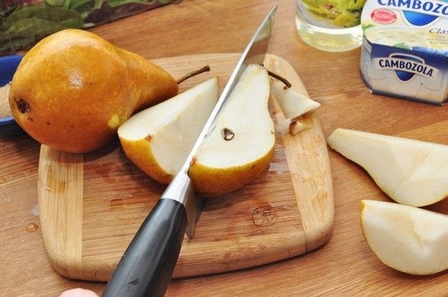 Обжаренная груша с рукколой и листьями салата Обжаренная груша с рукколой и листьями салата
