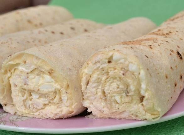 Рулеты из лаваша с курицей и плавленым сырком. Рулеты из лаваша с курицей и плавленым сырком.