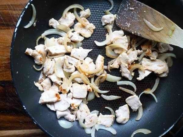 Паста тальятелле с соусом из курицы и грибов. Паста тальятелле с соусом из курицы и грибов.