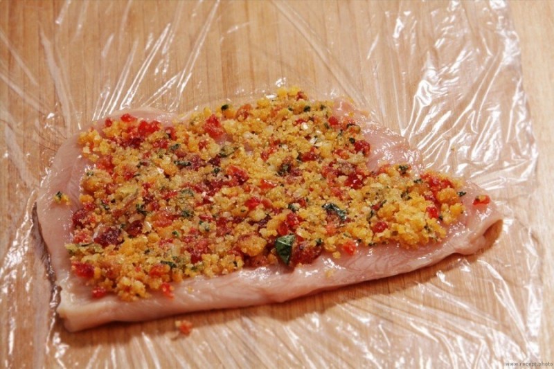Куриные рулеты с вишней и сыром пармезан Куриные рулеты с вишней и сыром пармезан