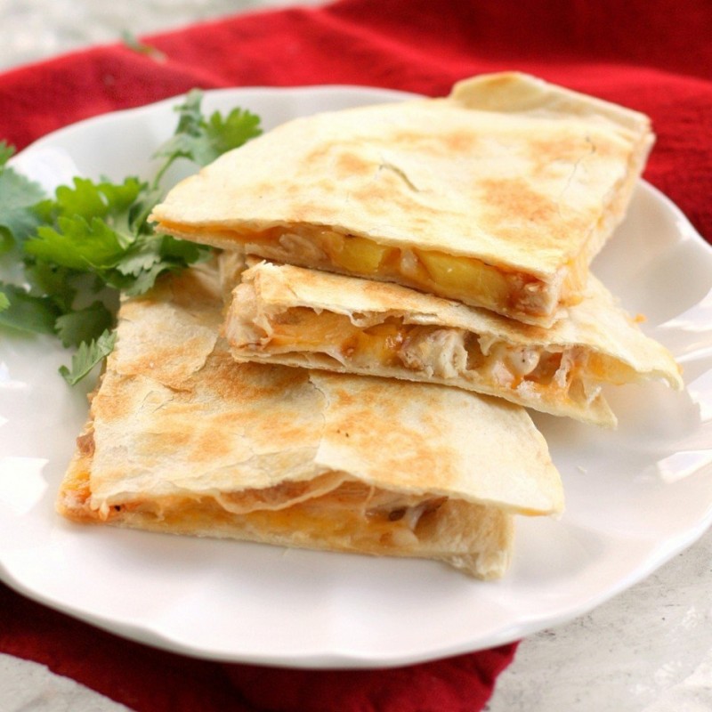 Кесадилья с ананасом и курицей Кесадилья с ананасом и курицей