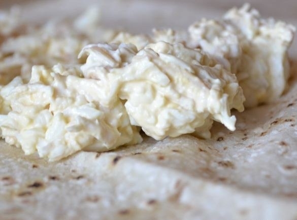 Рулеты из лаваша с курицей и плавленым сырком. Рулеты из лаваша с курицей и плавленым сырком.