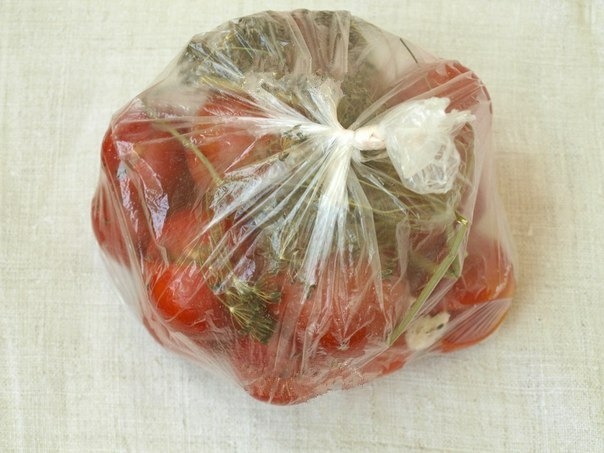 Малосольные помидоры в пакете.