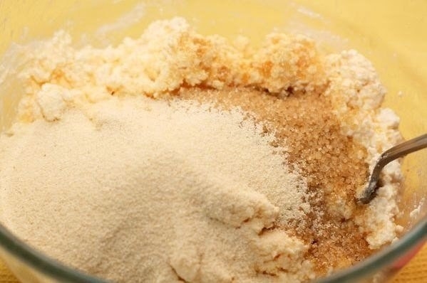 Сырники с манкой и изюмом Сырники с манкой и изюмом