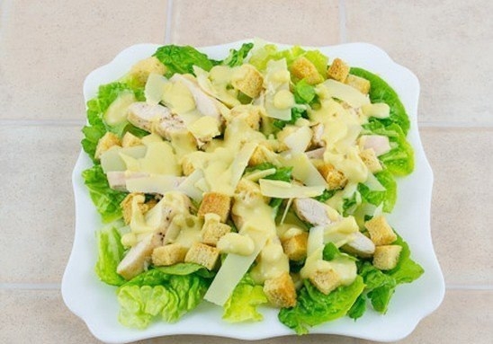 Салат «цезарь» с курицей Салат «цезарь» с курицей
