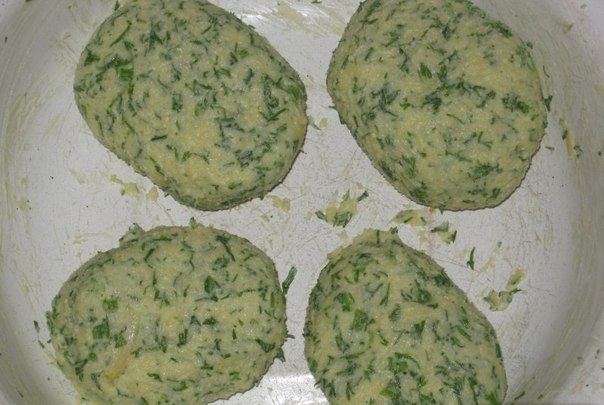 Куриные рулетики в картофельной соломке Куриные рулетики в картофельной соломке