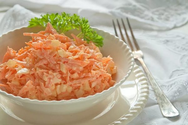 Простой салат из моркови с сыром