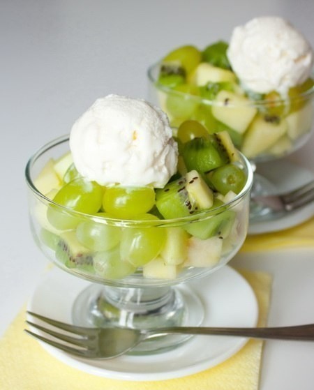 ​Зеленый фруктовый салат с мороженым