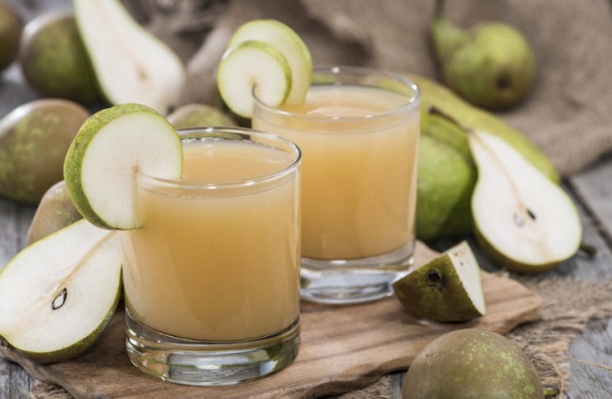 Согревающий напиток из вина и яблочного сидра с грушами и пряностями