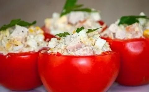 ​Помидоры, фаршированные копчёной куриной грудкой и кукурузой