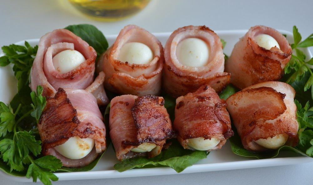 Фаршированные яйца с беконом и сыром
