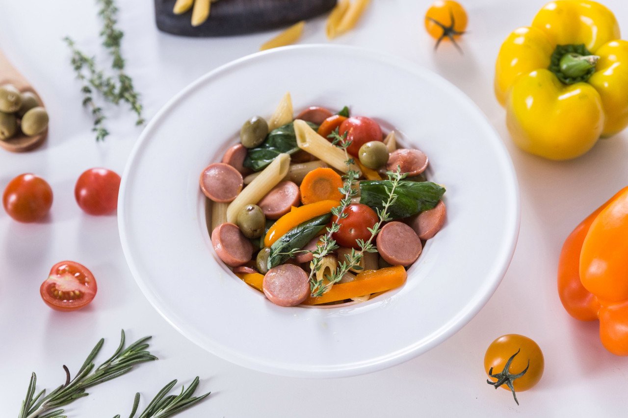 Салат с овощами и сосисками