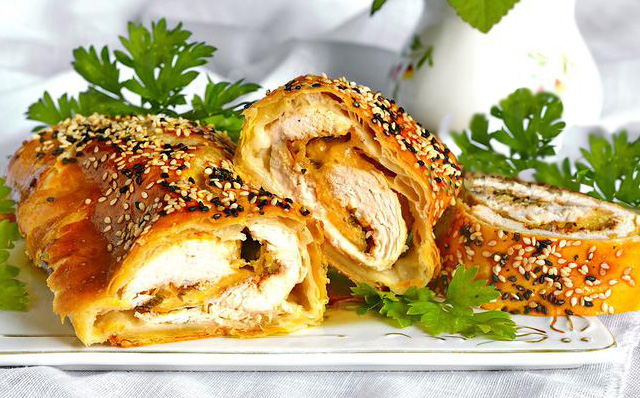 Рулетики из курицы с курагой в слоеном тесте Рулетики из курицы с курагой в слоеном тесте